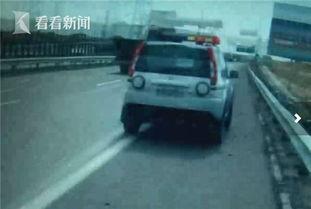 南京交警吃瓜群众视频,街头一幕引发网友热议