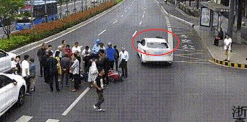 出车祸吃瓜群众视频,吃瓜群众视频记录惊险瞬间